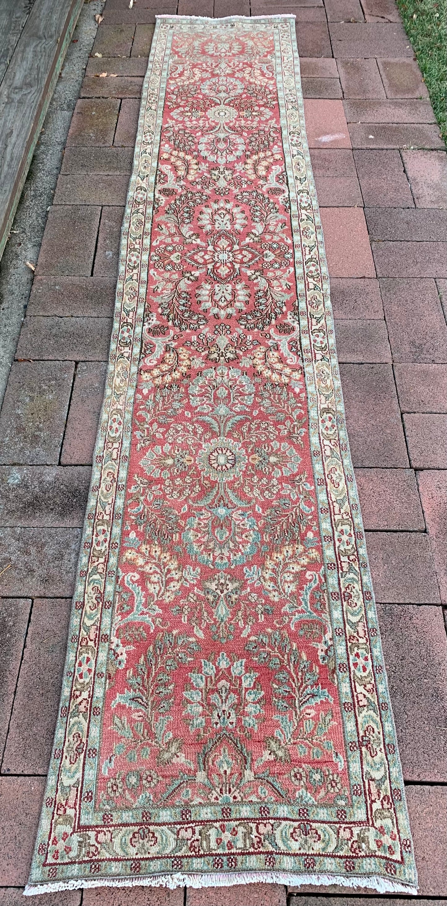 Alexis 2’4.5 x 12’7