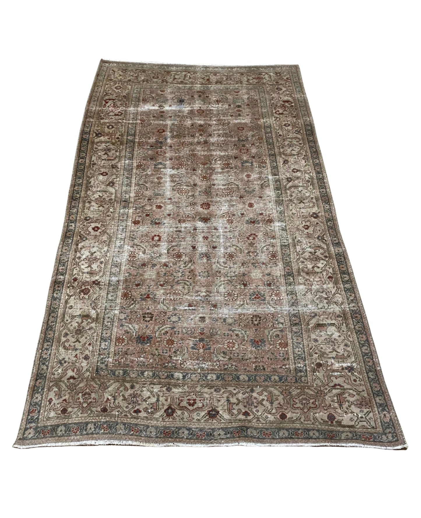 Kassidy 4’4.5 x 7’5.5