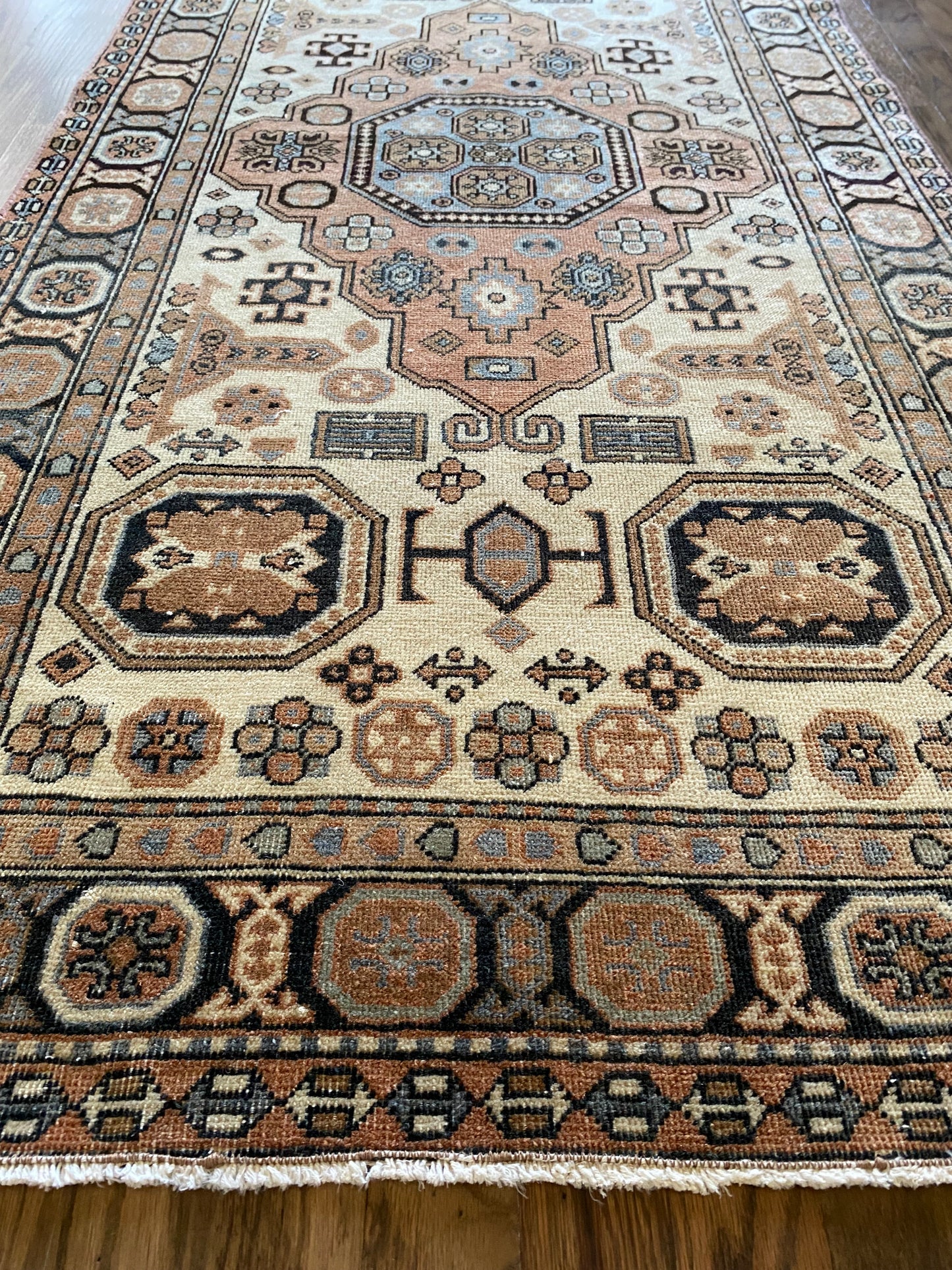 Beatrice 2’9.5 x 5’9