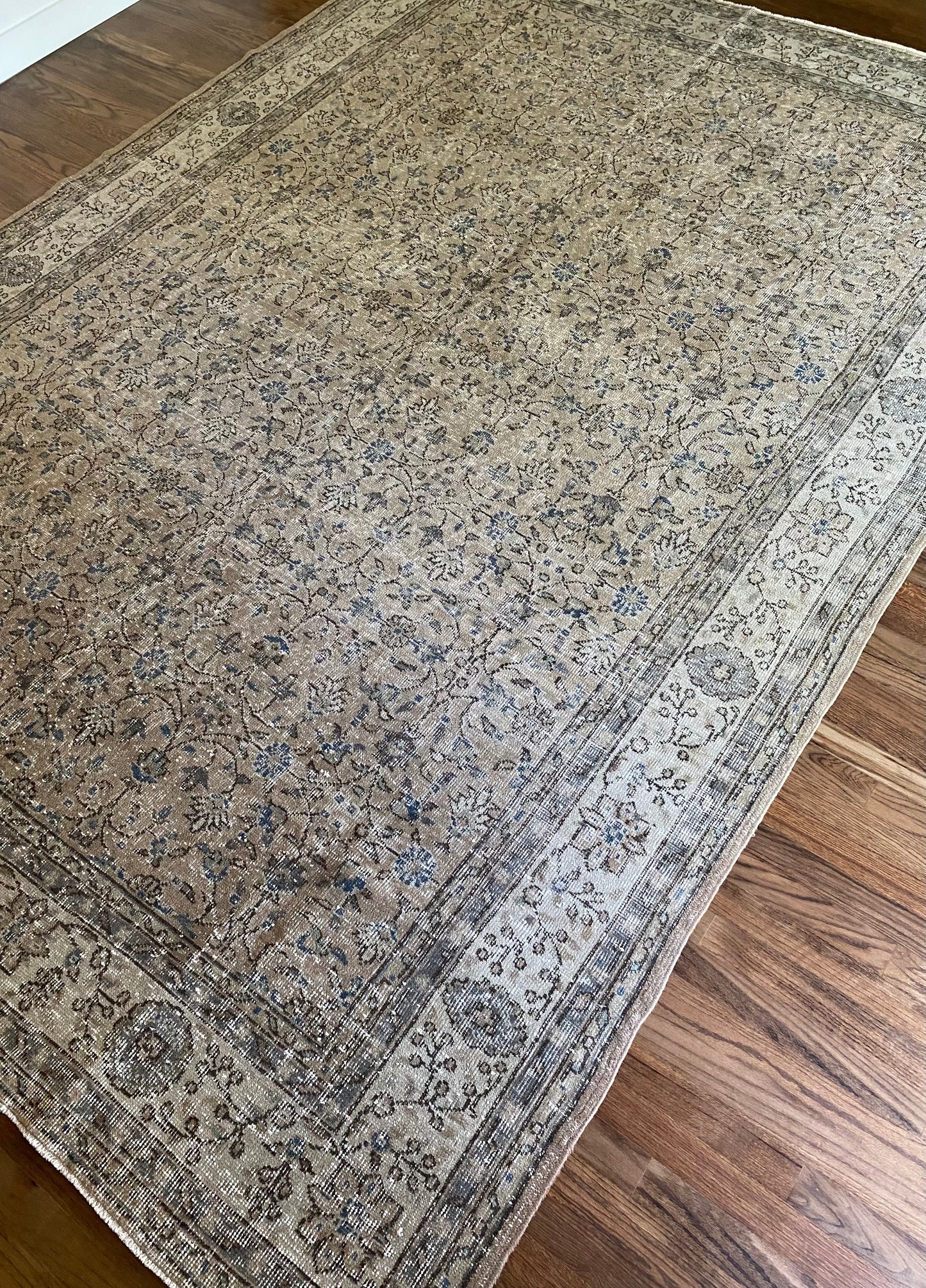 Vintage Turkish Wool Area Rug 7’7’x10’8" – Hand-Knotted Neutral & Blue Floral Rug | Cora