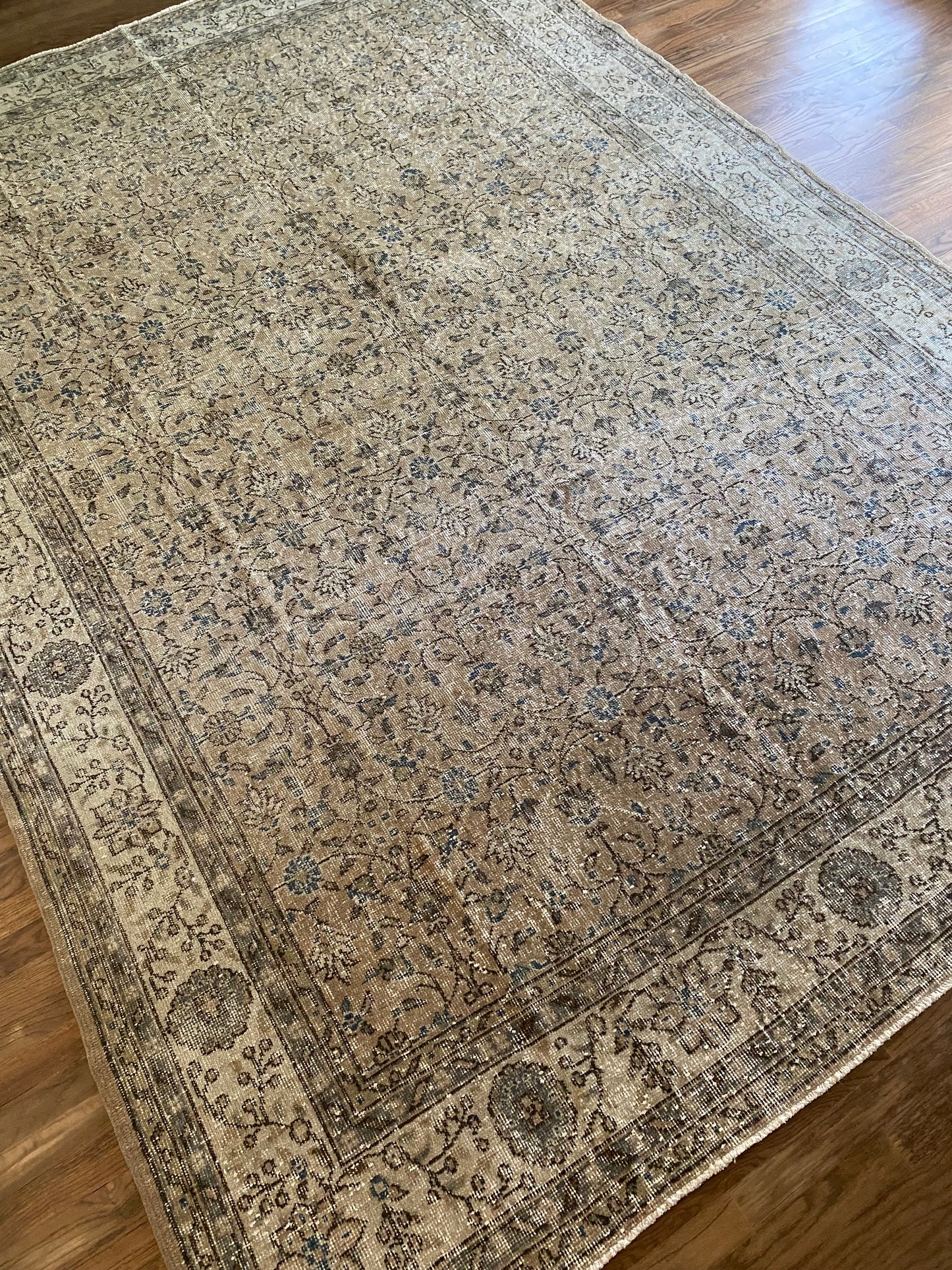 Vintage Turkish Wool Area Rug 7’7’x10’8" – Hand-Knotted Neutral & Blue Floral Rug | Cora